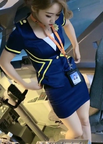 超有气质的女机长,身材凹凸有致,太迷人了!