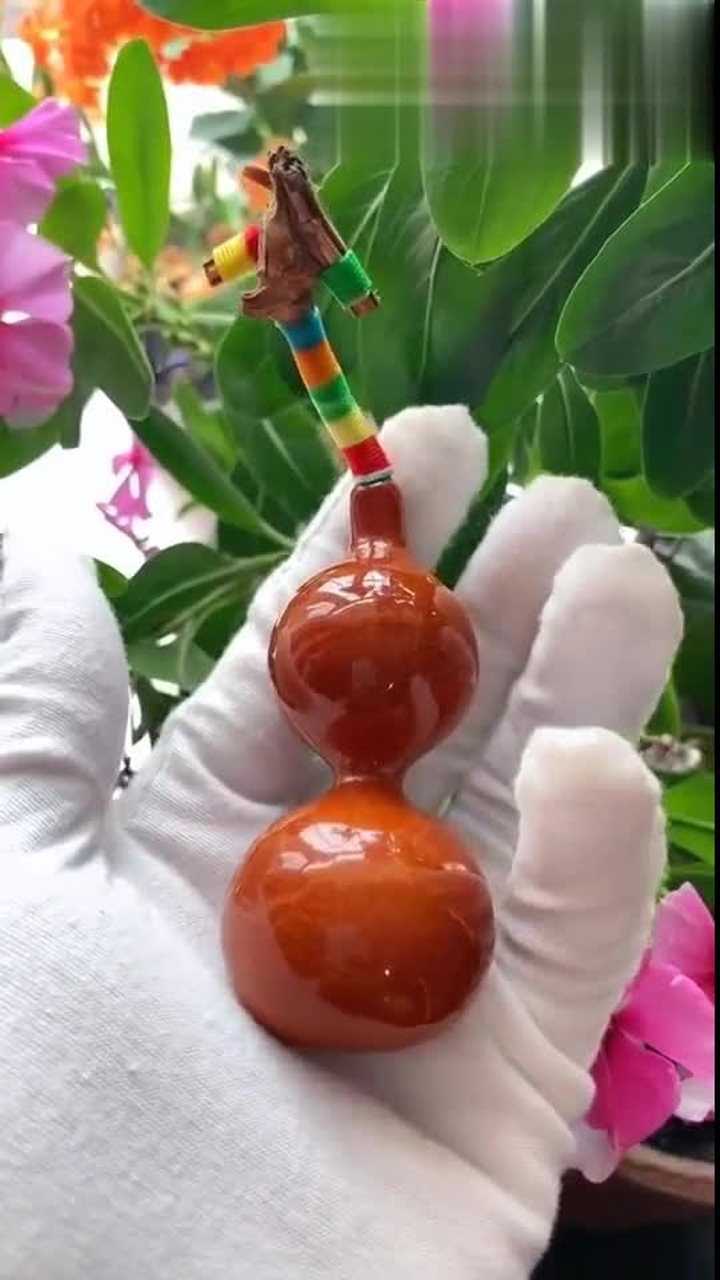 玉化包浆了的葫芦色泽晶莹剔透的一看就知道是精品