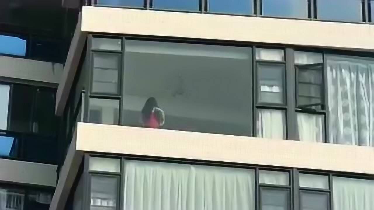 美女邻居天天拍视频没拉窗帘还这样做真是大饱眼福啊