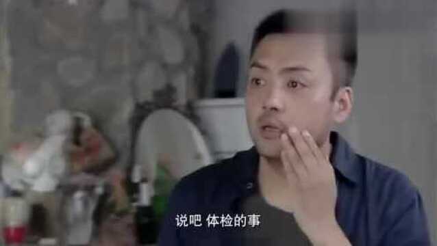 小伙消失后再次出现,为了证明想与女友结婚,两人直接领了结婚证