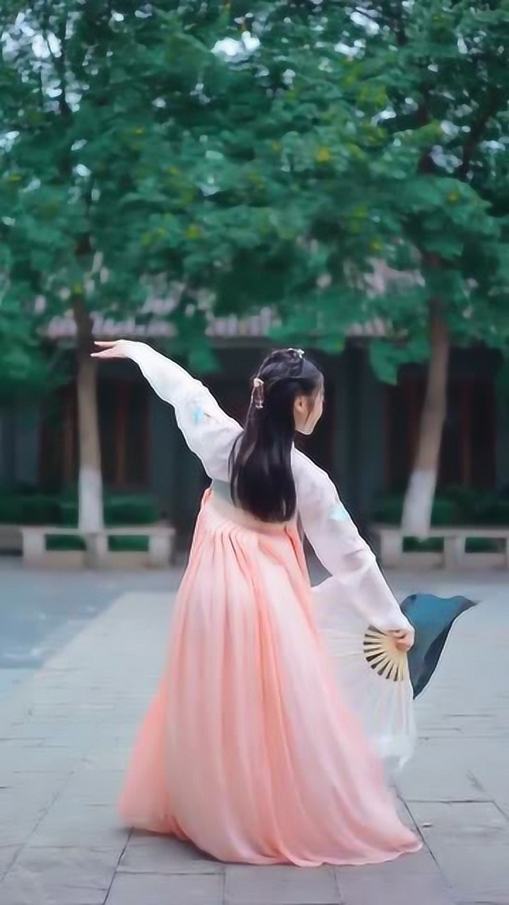 古装美女跳舞舞姿优美景美人更美真是一场视角盛宴
