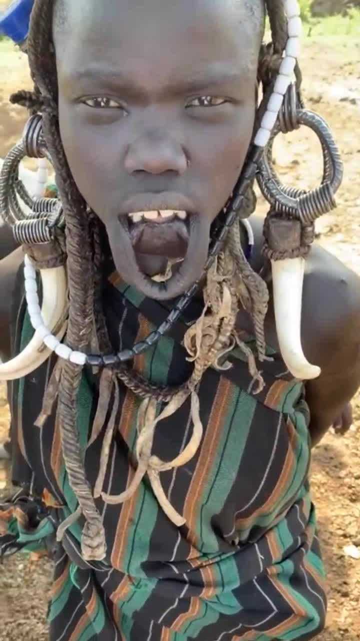 非洲唇盘族女孩为了民族的传统习俗下面的牙都被打掉了