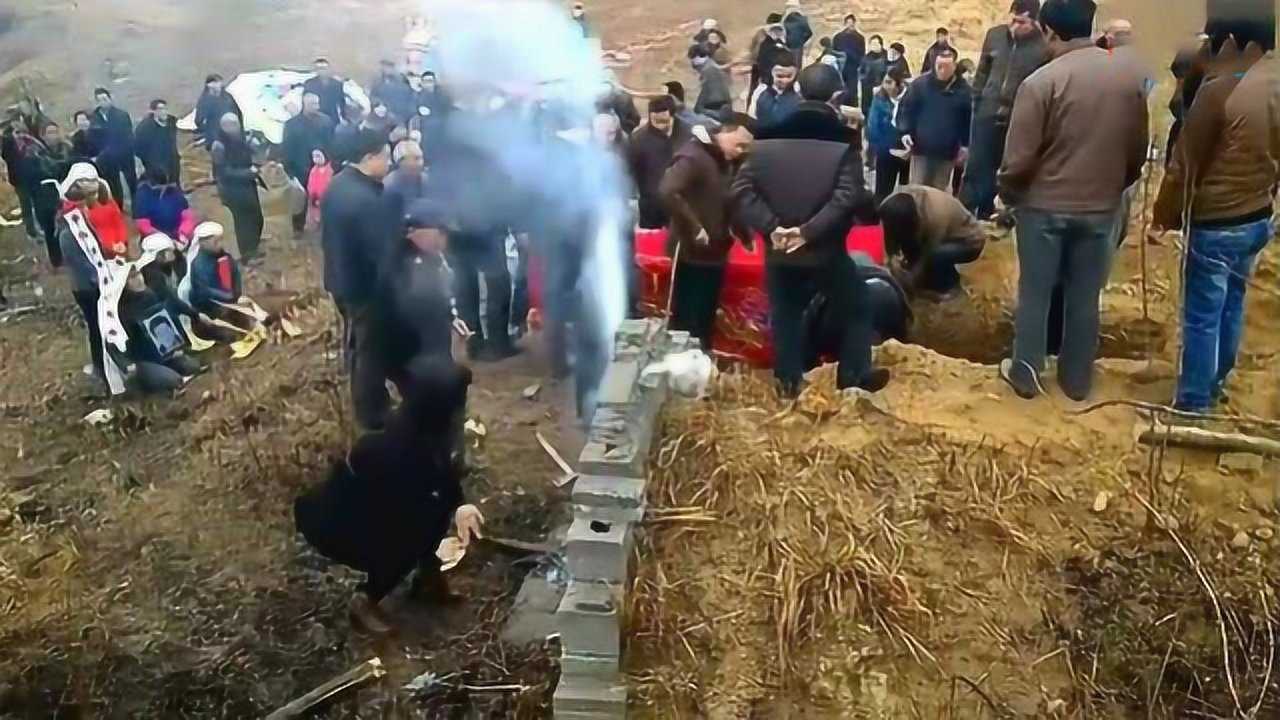 河南农村土葬风俗八仙抬棺走崎岖山路不能落地