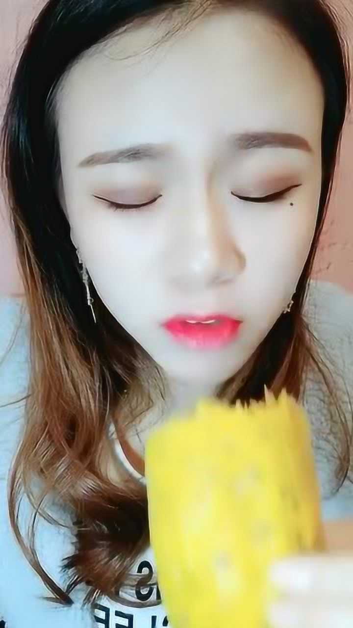 美女吃百香果白菜看她的表情应该不是一般的酸爽