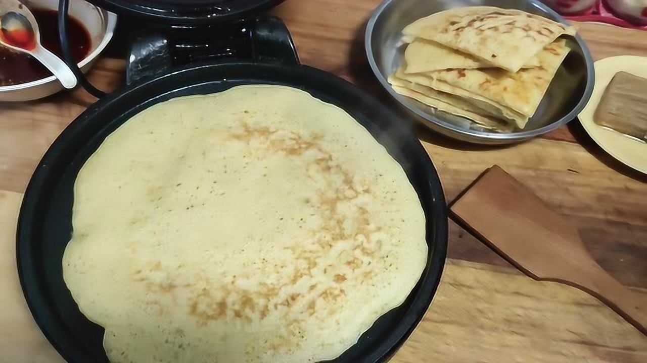 小伙用电饼铛做煎饼金黄灿灿的玉米面煎饼味道真不错