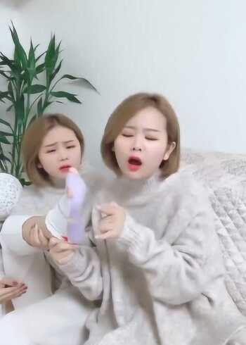 这个视频火了妹妹闻姐姐的脚丫子表情太到位了