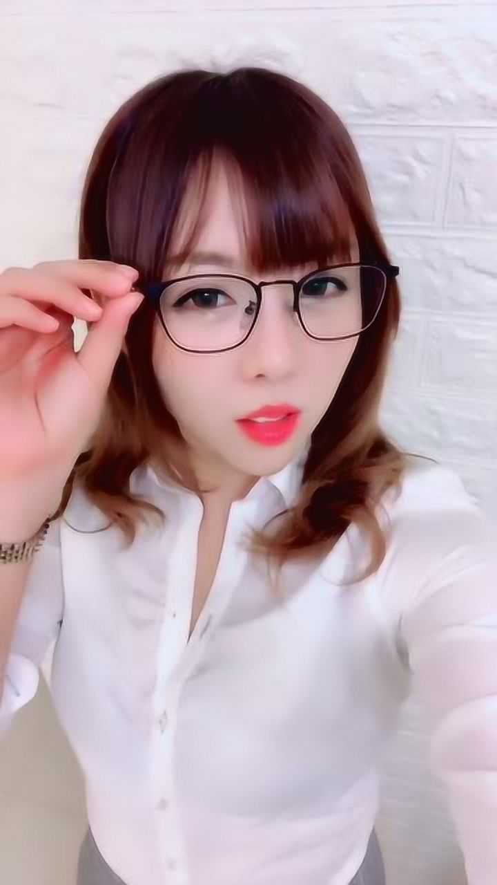 波多野结衣老师戴上眼镜真漂亮很适合她