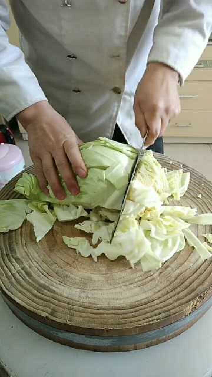 包菜的终极切法,这样切包菜真是省时又省力啊!