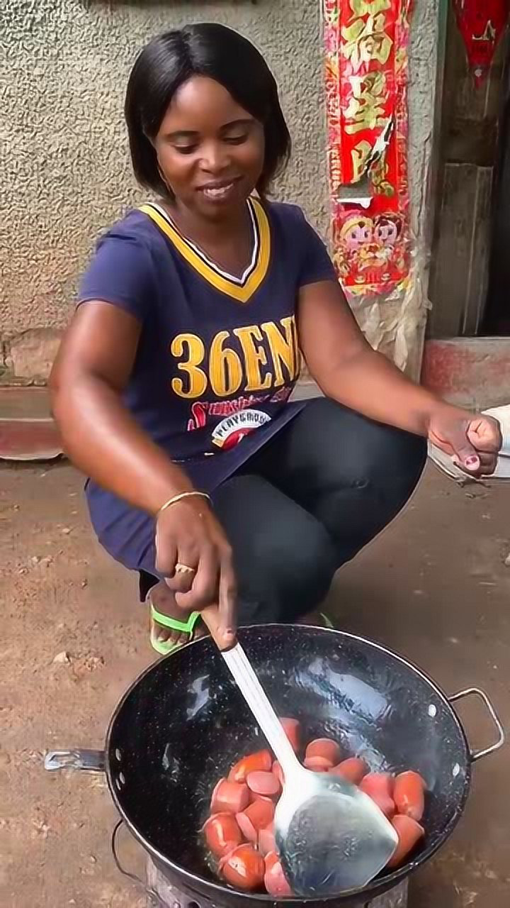 看到非洲美女做老鼠肉火腿,小伙还敢上去调侃,下一秒吓坏了吧