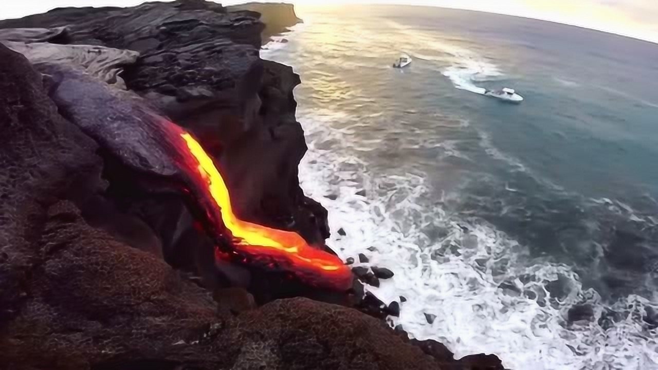 大海的旁边就是火山火山爆发流出的岩浆流入海里这场面太壮观了