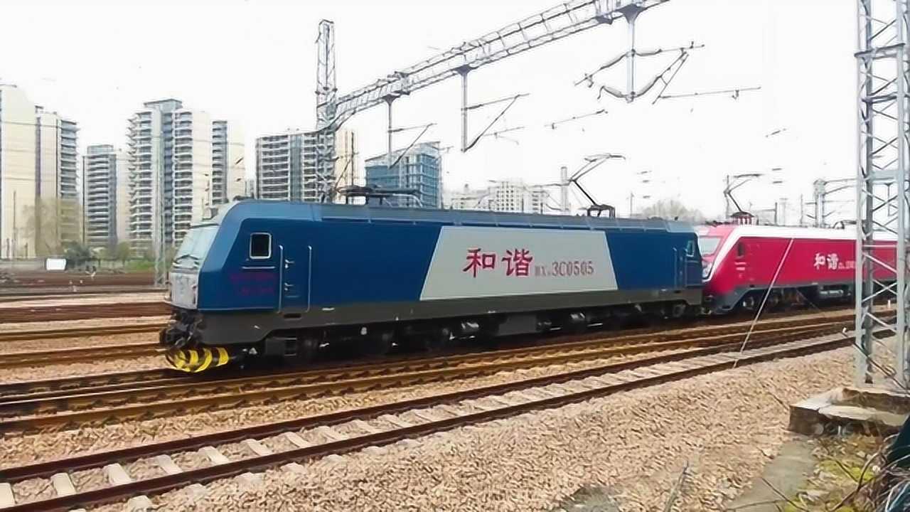 和谐电火车头哥俩好!hxd3c和hxd1d双机通过杭州艮山门动车所