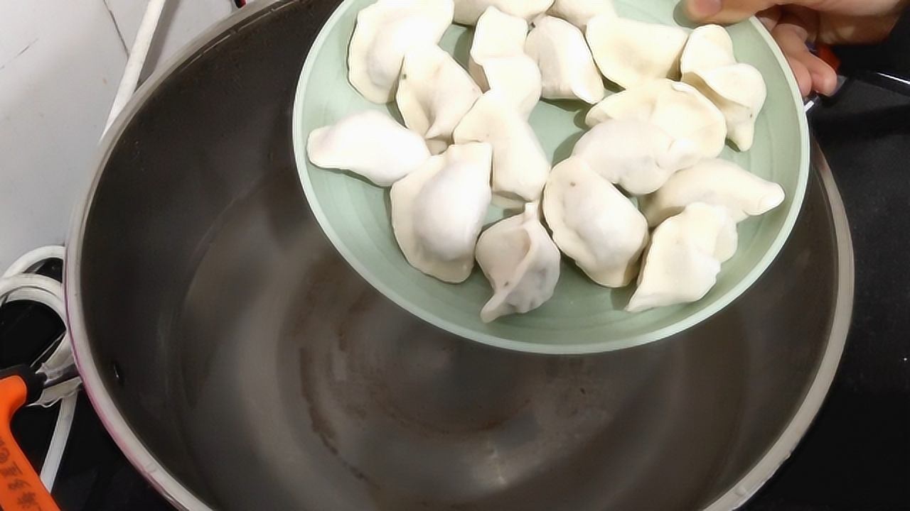 煮速凍餃子冷水下鍋還是熱水大多數人都做錯了難怪皮破餡漏