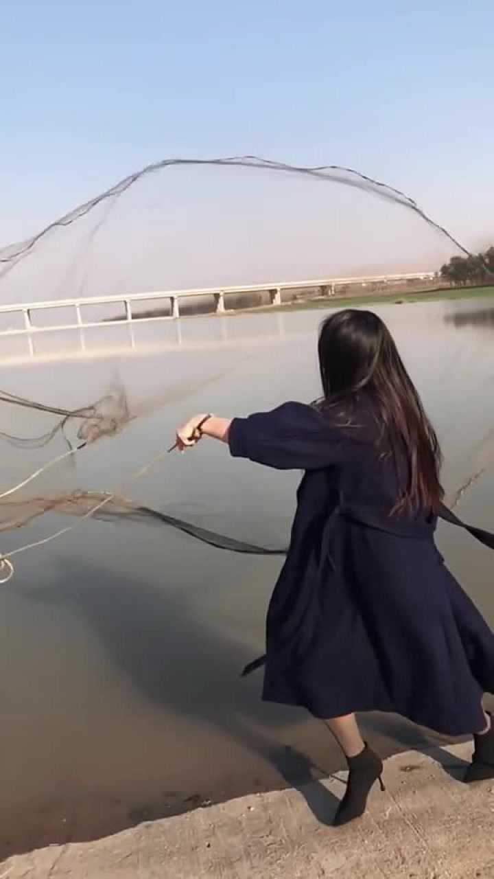 偷拍美女撒网一出手就惊呆了所有人