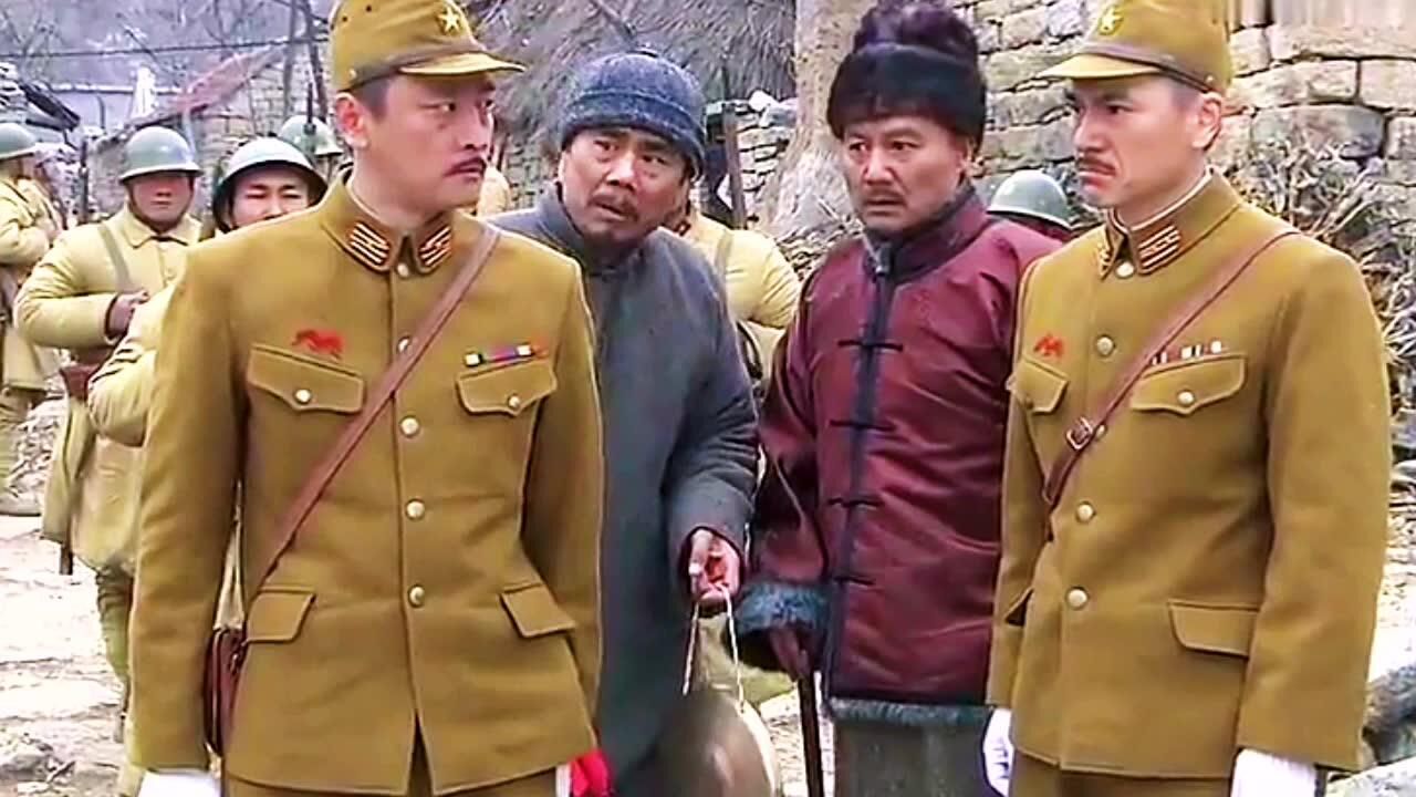 影视:国民党假扮红军包围村子,怎料碰到保安团,这下有好戏看了,一家人