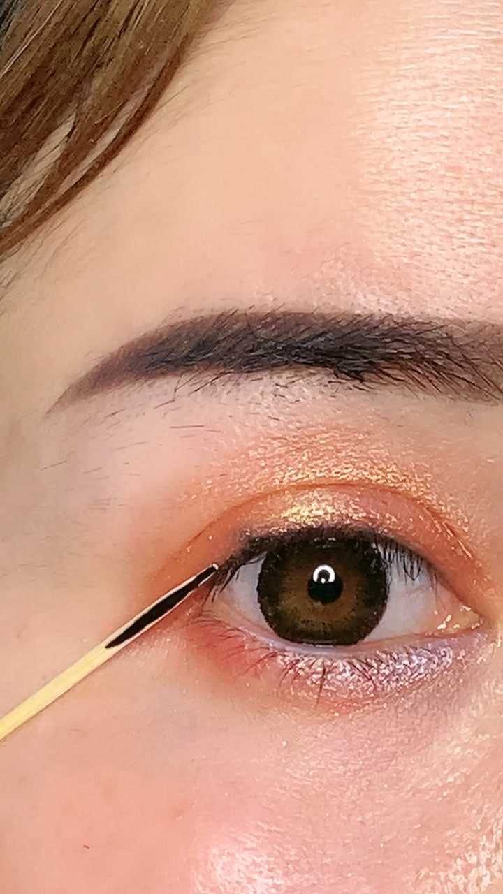 借用牙签画眼线,简单多了