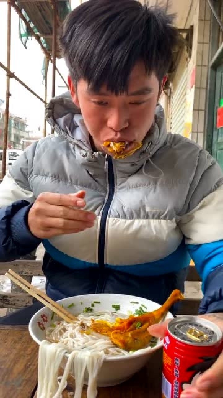 精神小伙吃粉全洒了真浪费