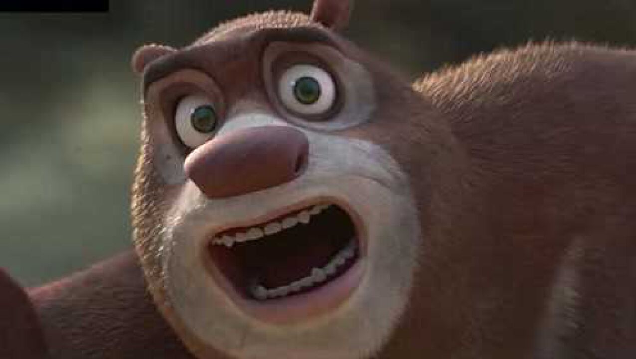 熊出没之原始时代熊大看到小狼飞飞的牺牲非常愤怒的跳起来把树撞倒