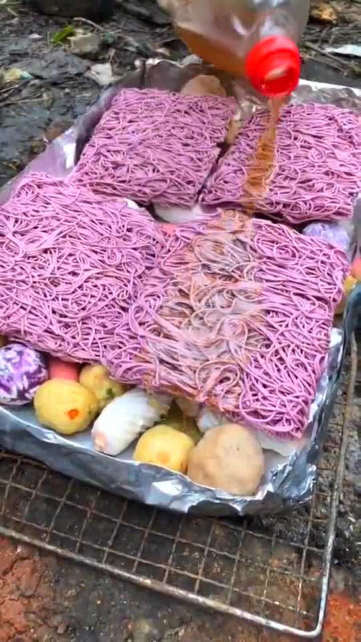 精神小伙首创锡纸丸子火锅