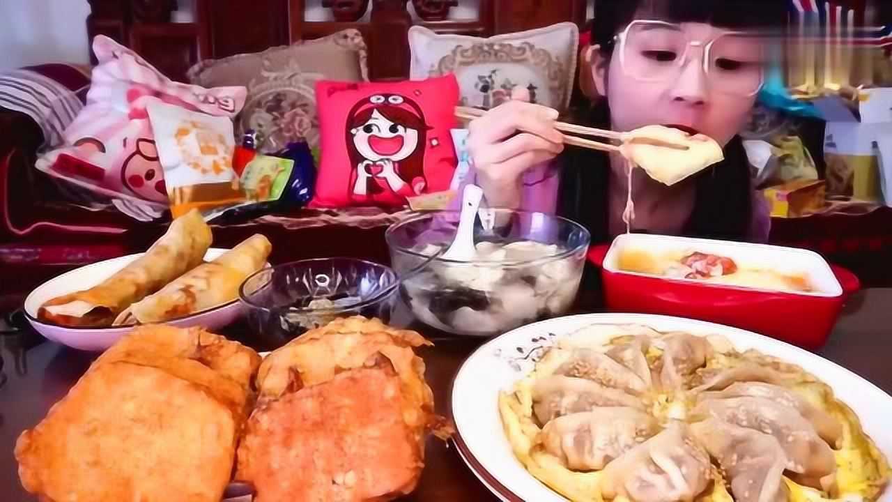 大胃王小猪猪吃早餐炸馒头抹臭豆腐抱蛋煎饺手抓饼太丰盛