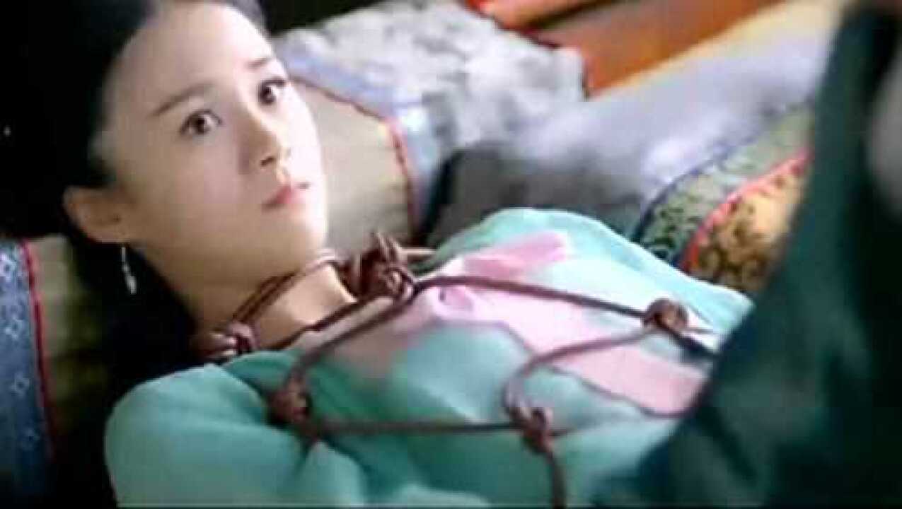 小伙绑架美女，看她不说实话准备挠她痒痒，吓的美女赶紧说，搞笑！_高清
