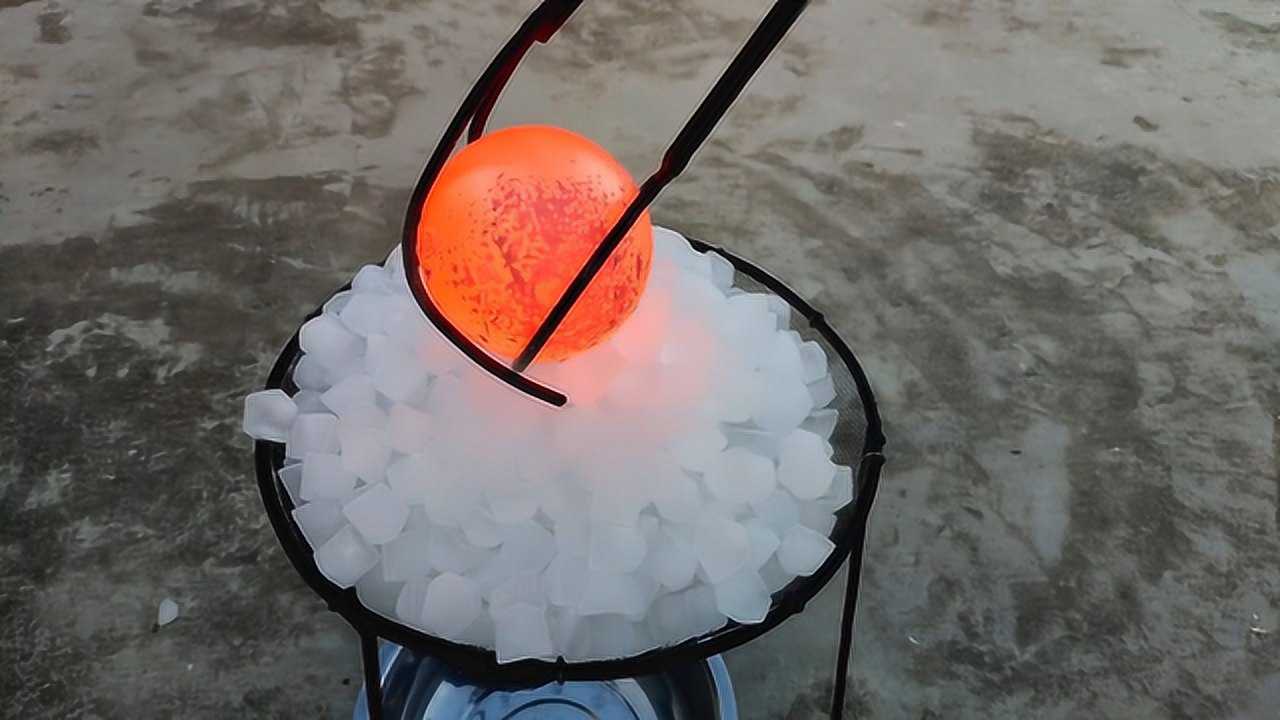 1000的高温铁球能将冰块融化吗放下去的瞬间震撼才刚刚开始