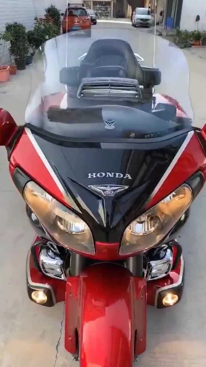 本田正三轮摩托车红色大气时尚