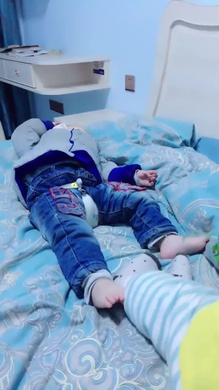 脱袜子脱累了躺着休息一会