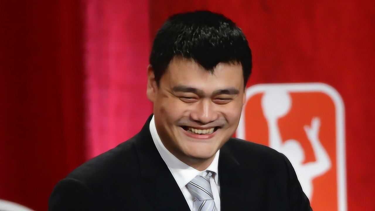 姚明美式幽默有多逗?名人堂演讲调侃奥尼尔罚球差,台下的奥尼尔乐坏了