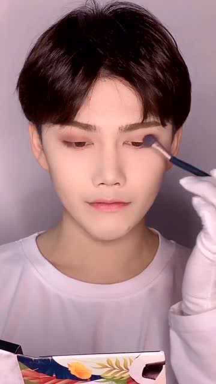 男闺蜜挑战朱正廷仿妆,没有什么风格是这个男人驾驭不了的,这就是爱情