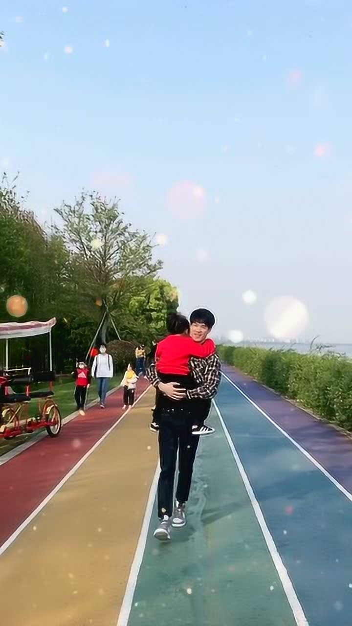 爸爸抱女儿和抱儿子的区别