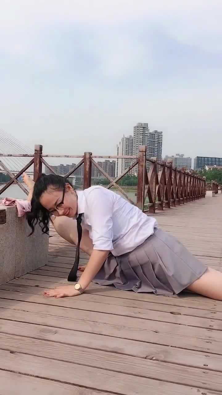 美女穿着裙子做一字马,真是厉害!