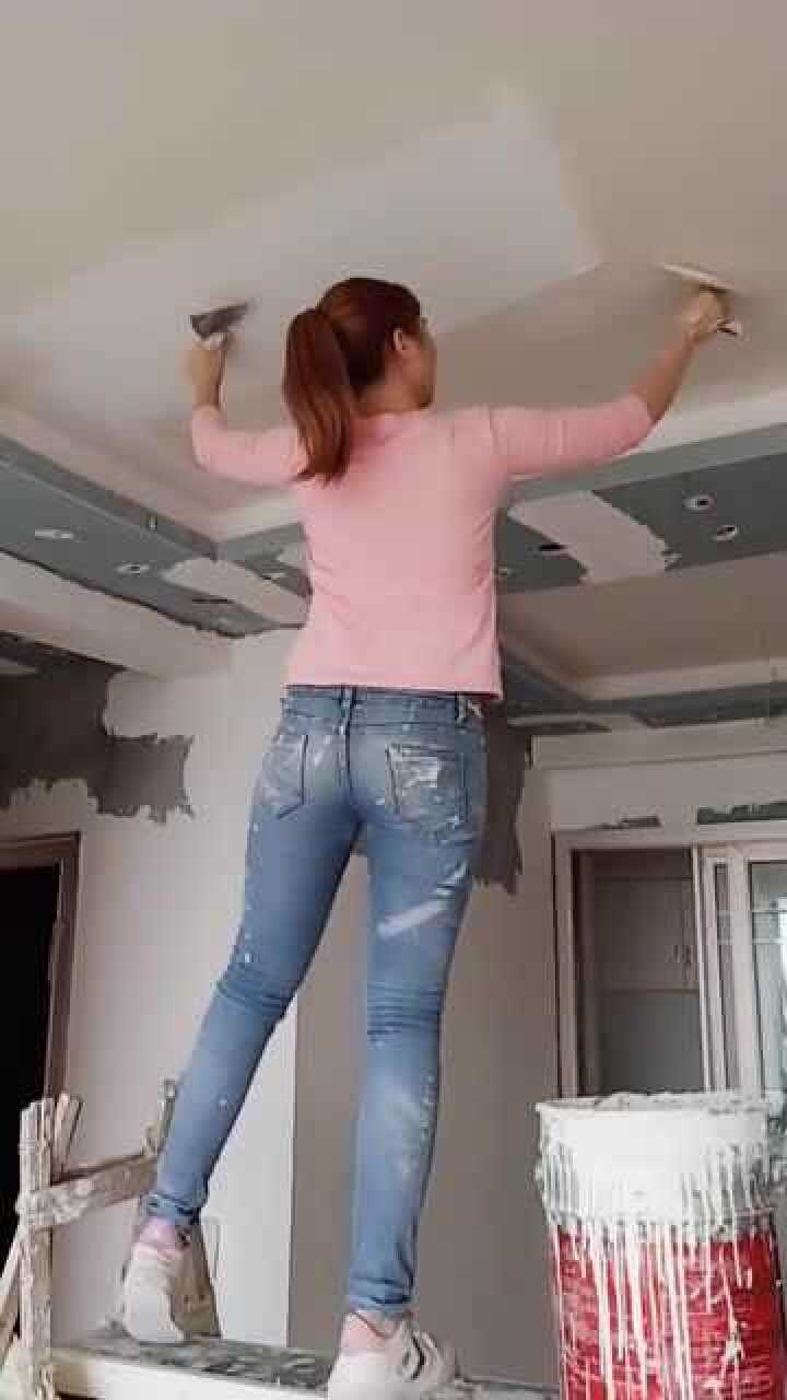 实拍家装女工刮涂料干活不慌不忙手艺这么好的姑娘不好找啦