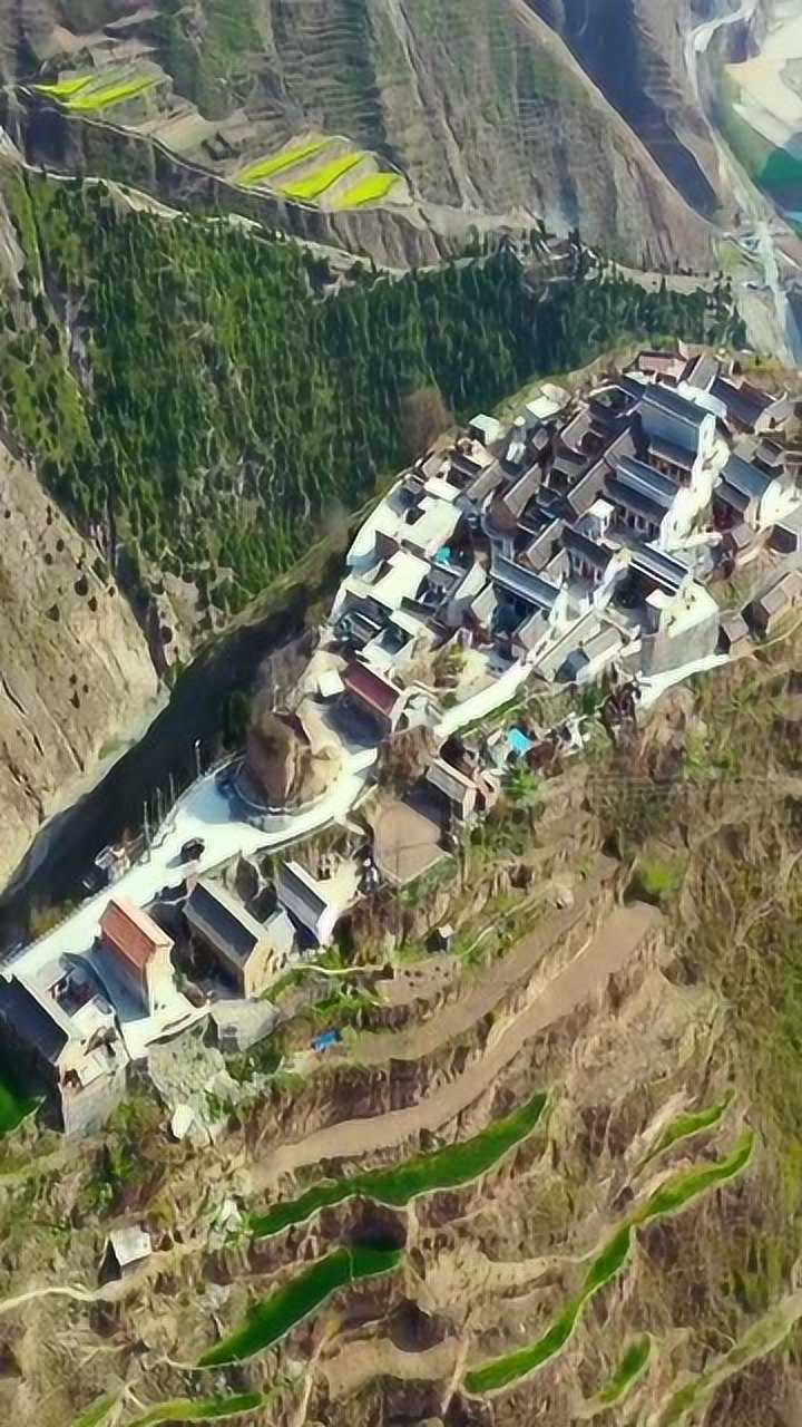 朱雀堡子甘肃省礼县建在大山深处一座孤山悬崖上的村庄