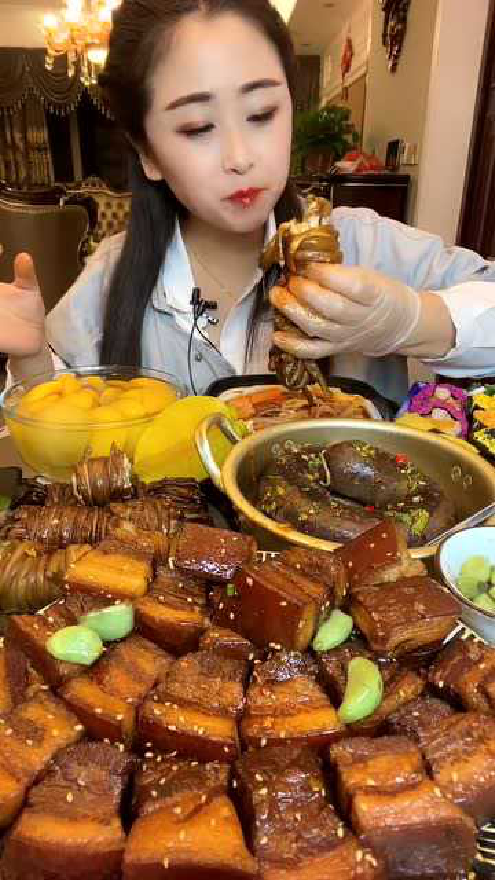 吃货辣妈直播吃羊捆肠,真是满嘴流油