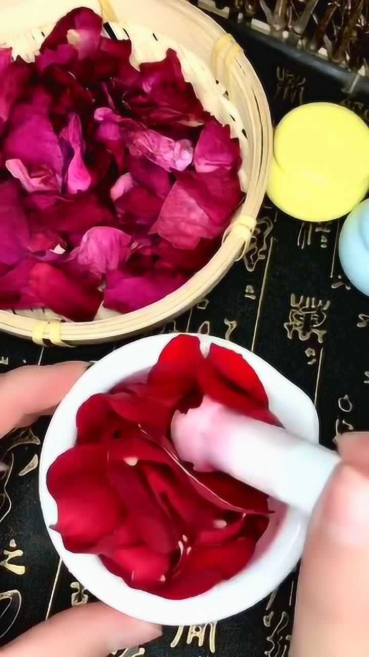 用男友送的玫瑰花做个口红颜色也太好看了香味超浓