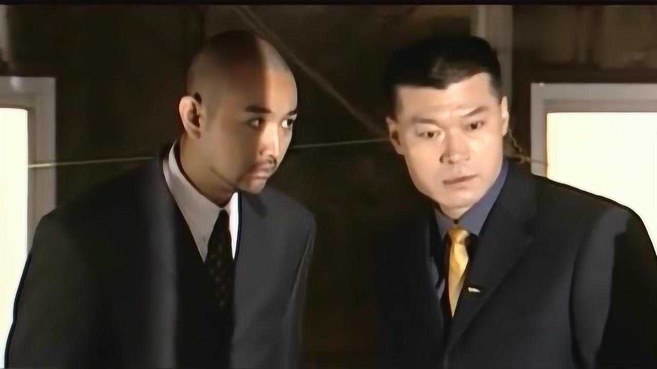 绝不放过你女孩被歹徒折磨得不成样最后跪地妥协真是太惨了