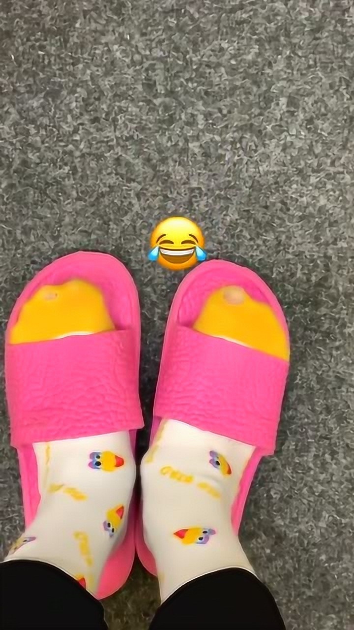 女生袜子穿破洞都不愿意换,是因为什么?