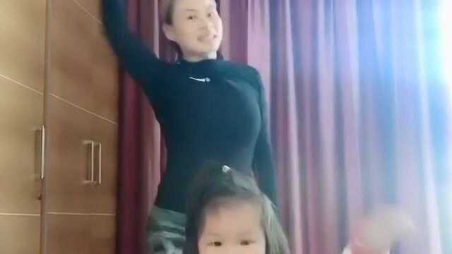 这就是妈妈在家带娃的结果,整天家里鸡飞狗跳,真是人都疯了!