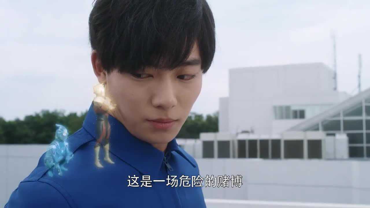 人类变身为风马奥特曼来和泰迦奥特曼战斗这是伙伴之间的战斗