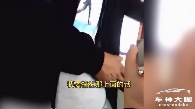 无理搅三分!自己强行变道撞货车,还怪对方司机不让自己