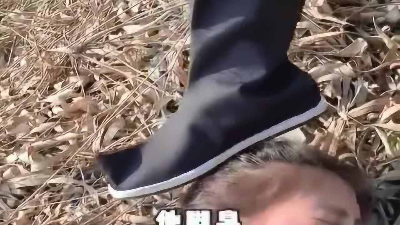 美女拍摄被人用脚踩着的镜头没想到脚太臭美女实在忍不住了