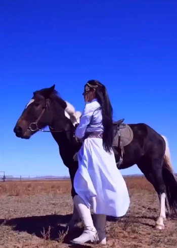 美女騎馬的姿勢真是帥氣值得給點贊