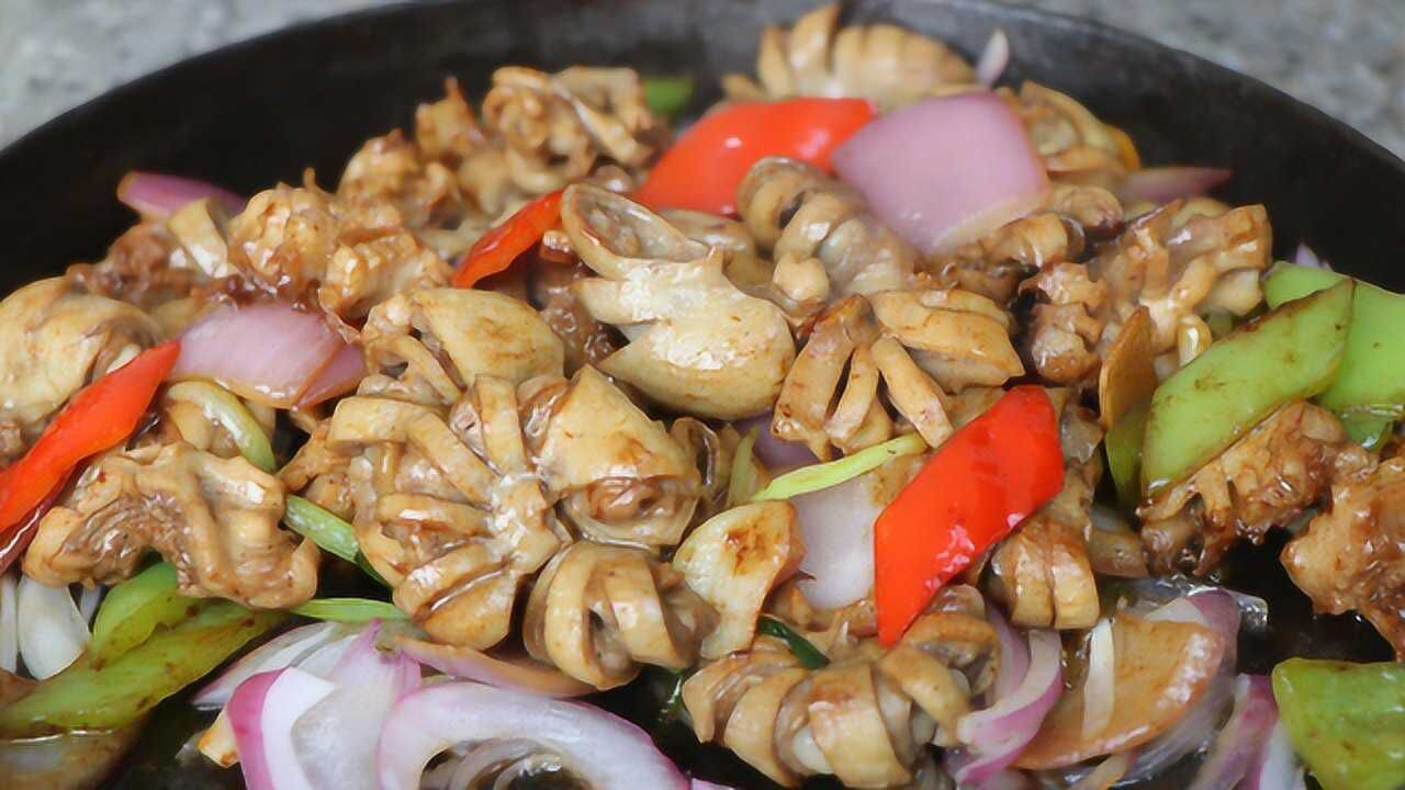 铁板生肠原来是这样做的,出锅香脆爽口,再来两瓶白酒太解馋了