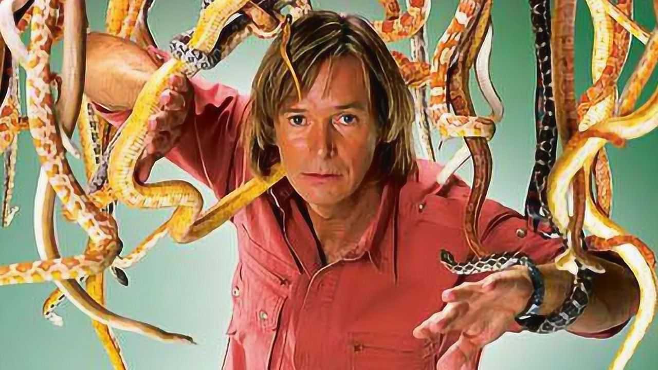 世界蛇王是一个人从致命的毒蛇到蟒蛇没有他不敢抓的