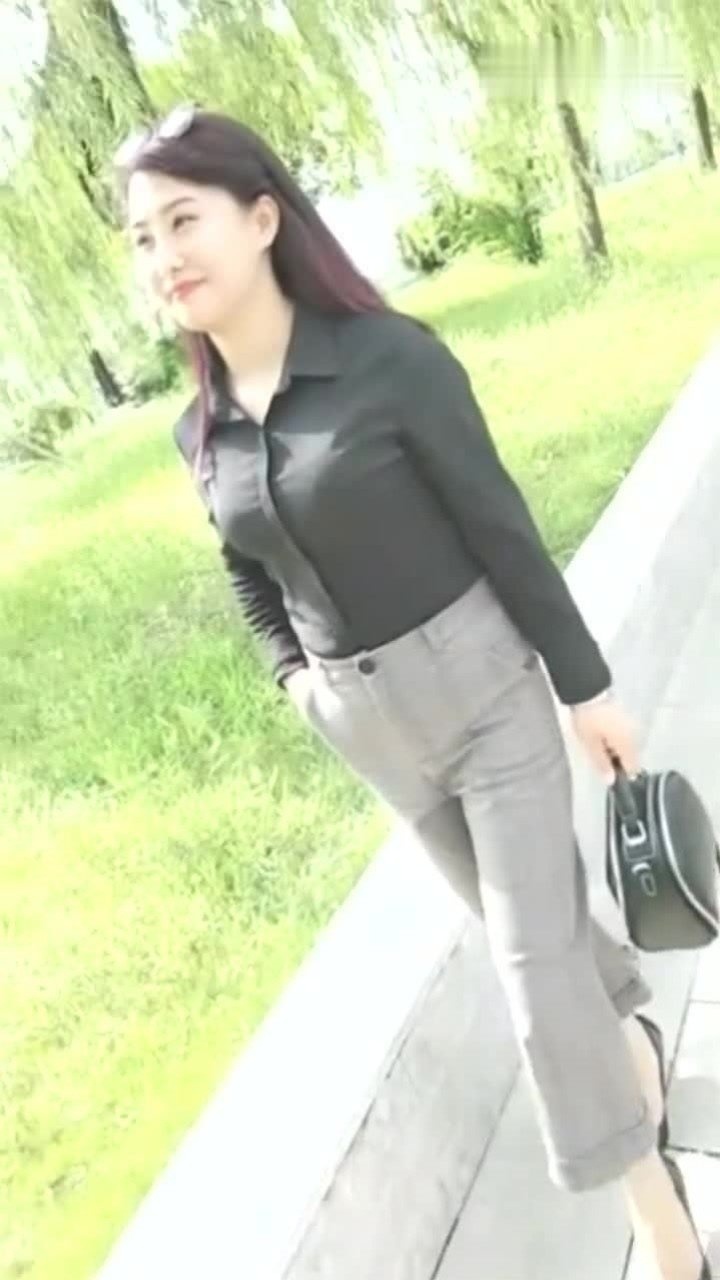 42岁的丈母娘一身正装,配上丝袜和高跟鞋,连背影都那么有女人味