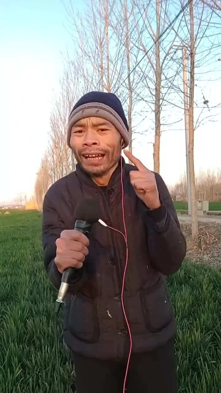 大嘴哥麦田演唱红尘情歌感觉唱出了对幸福的渴望