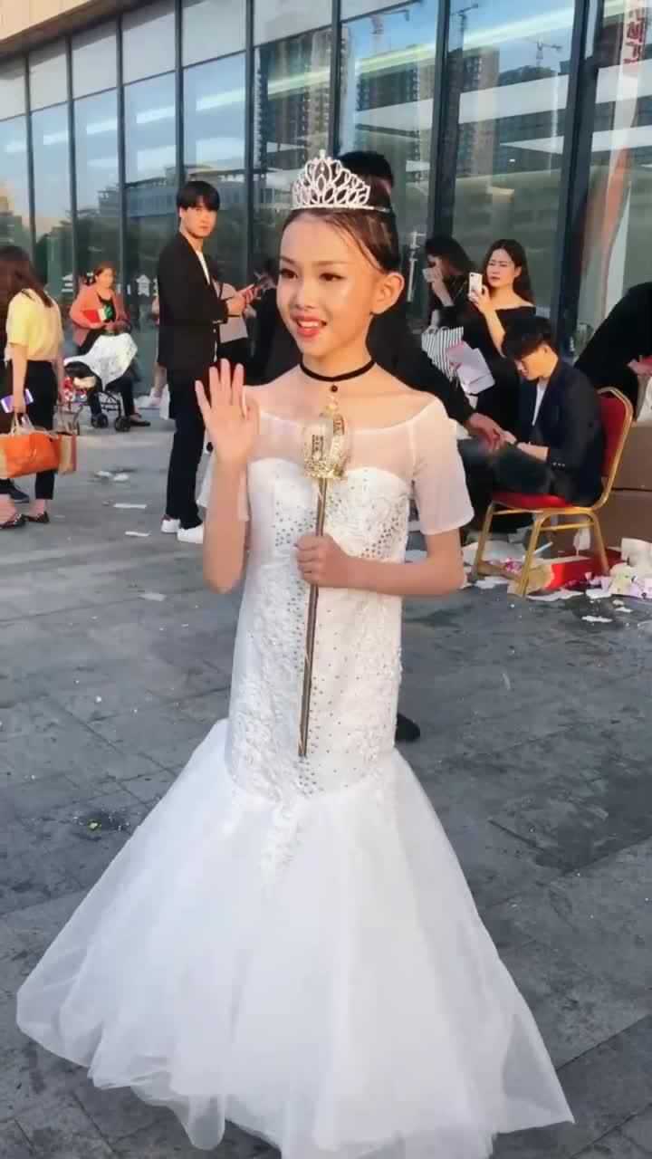 听说这童模宋小睿才10岁身高就快1米6了这气质真不得不服啊