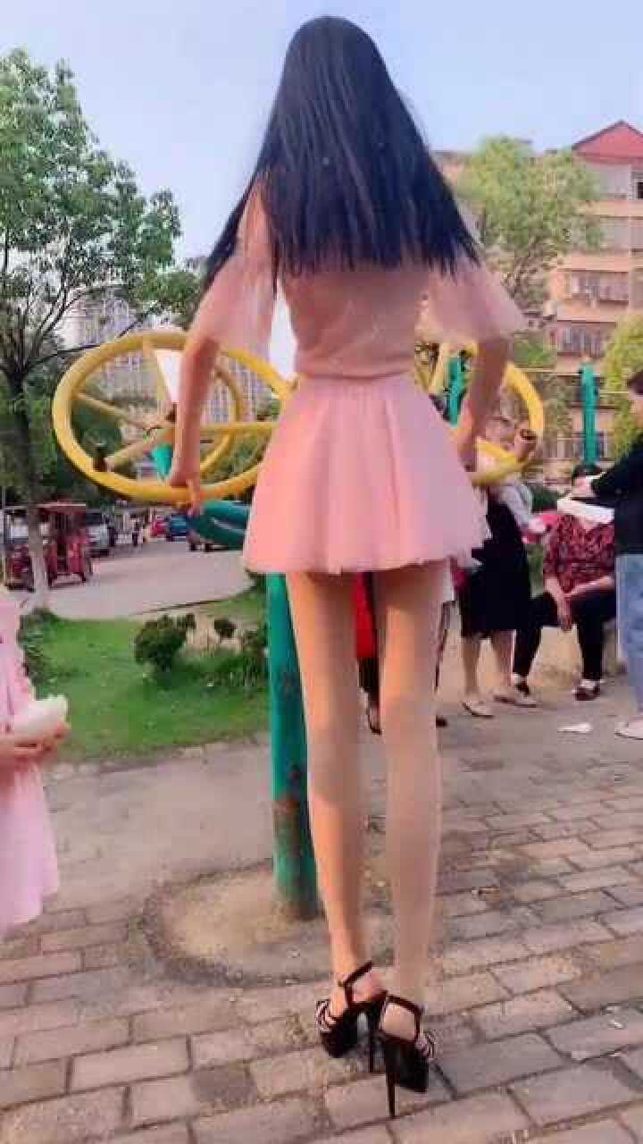 公园惊现漂亮女巨人这大长腿太吸引眼球了被可爱小妹妹围观了