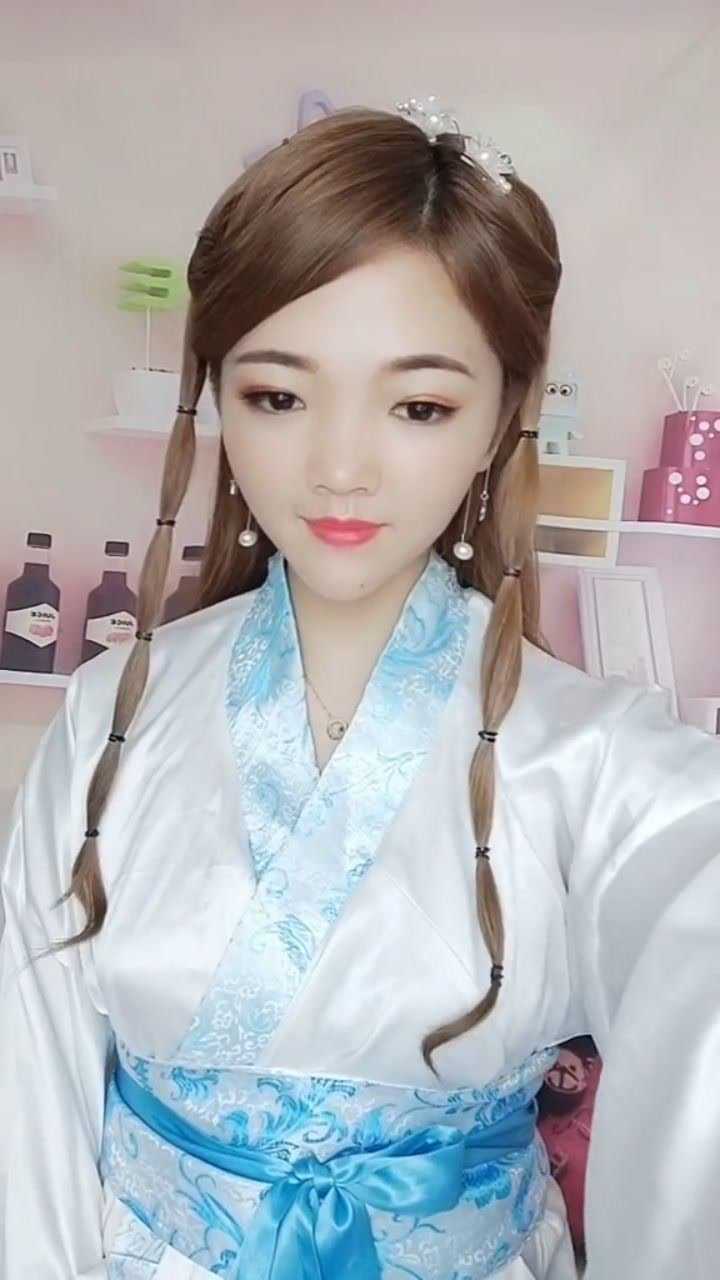 这样的古风发型特别的俏皮可爱,而且是未出阁的女子装扮
