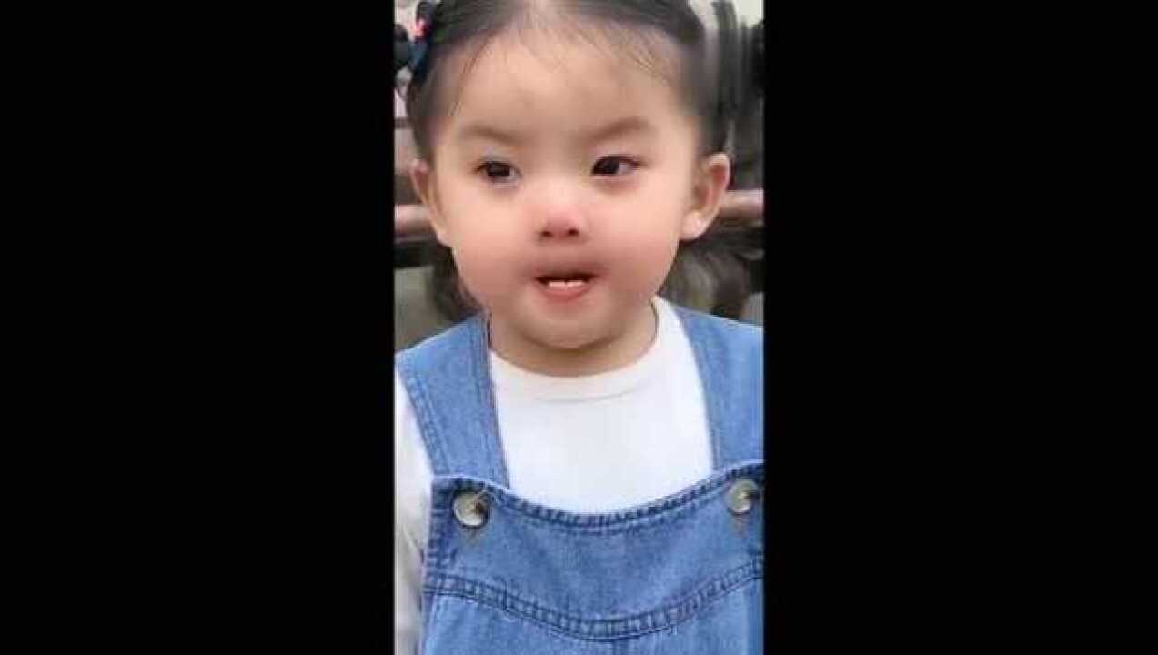 一段小朋友生气咬牙切齿的视频走红很多网友觉得太可爱了